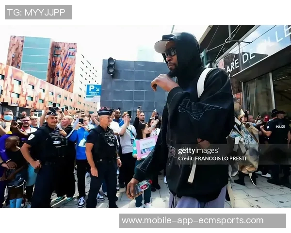 杜兰特与美女主持轻松互动分享快乐心情的背后故事