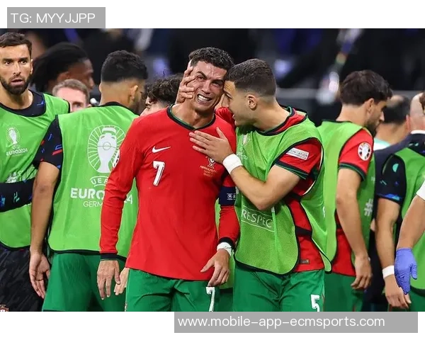 C罗与队友对达马克禁区内手球提出质疑裁判未判罚点球引发争议